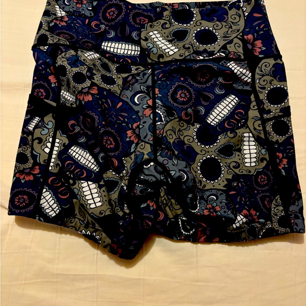 Constantly varied gear 5” shorts SMALL midnight skulls